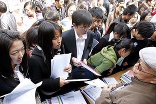 稳定发挥！爱德华兹半场11中5拿到全队最高16分外加3板